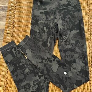 🦄🦄 Camouflage and Lace Lululemon Leggings